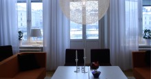 Lounge med Random light pendel och LED lister i fönster