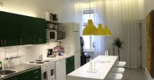 Kök och fikarum med pendel Muuto unfold och LED liser i både fönster och köksdel