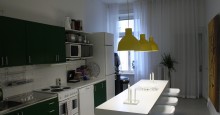 Kök och fikarum med pendel Muuto unfold och LED liser i både fönster och köksdel